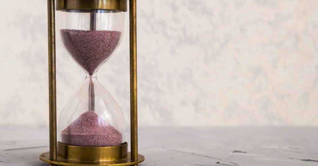découvrez la signification et l'importance de la période d'attente, un intervalle crucial avant l'entrée en vigueur d'une action ou d'une décision.